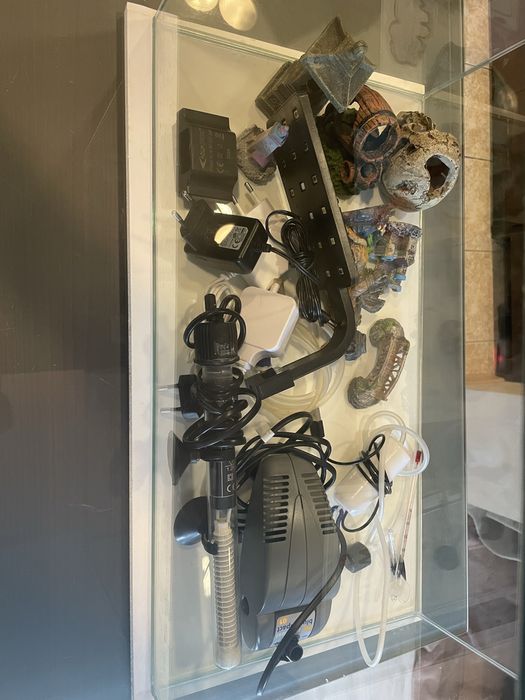 Аквариум 53/28/34см с пълен набор аксесоари