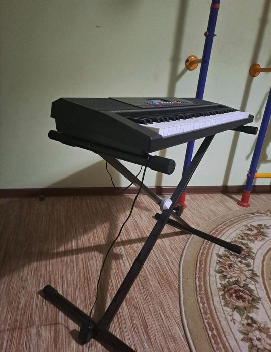 Синтезатор почти новый!