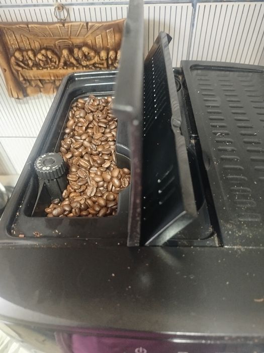 Expresor Delonghi boabe/ măcinată ; Spumator lapte