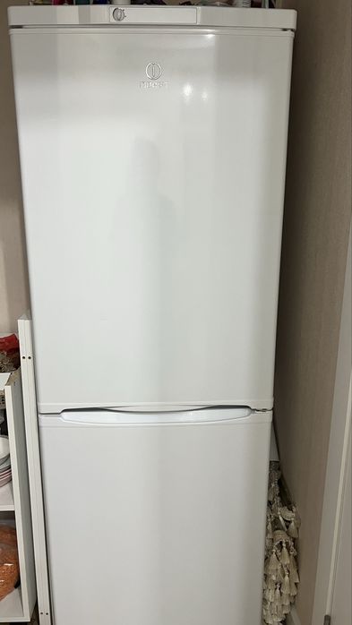 Продам холодильник Indesit.