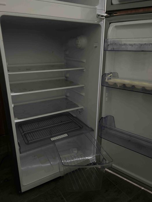 Хладилник BEKO DS227030SN с горна камера