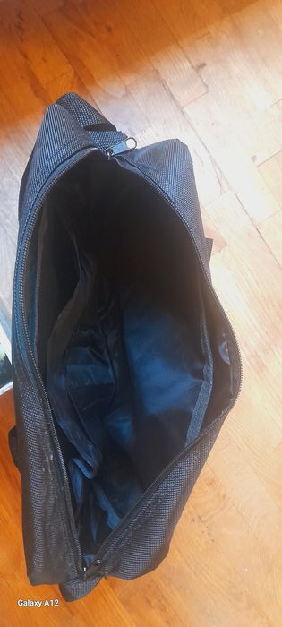 Предлагам удобна и практична чанта