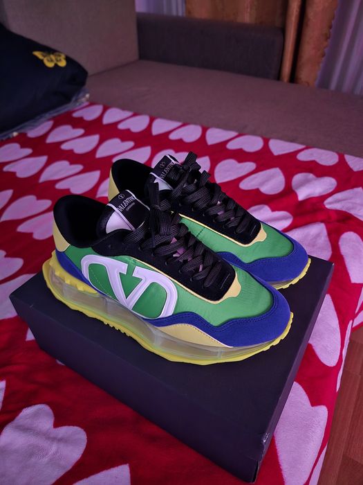 Vand adidasi valentino noi