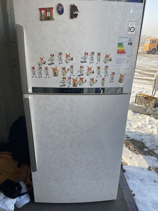 Продаю холодильник, стуля, морозильник, под телевизор, ковры есть