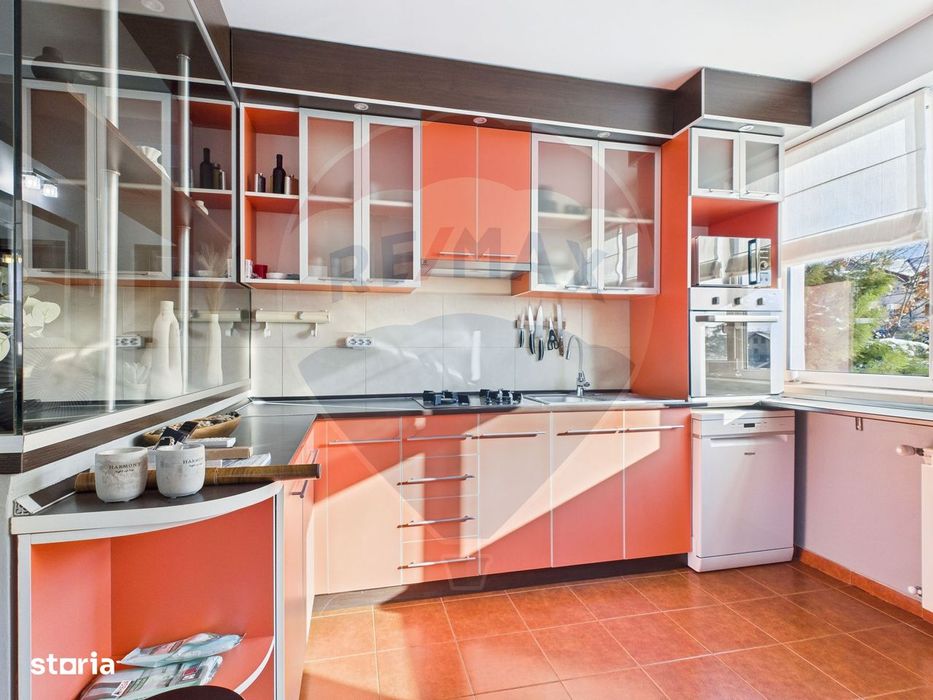 De inchiriat apartament 4 camere | Curte 127 mp | Foisor & parcare
