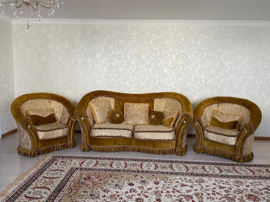 Продам диван с двумя креслами