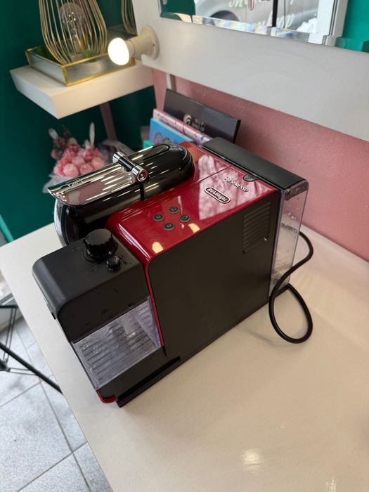 Кафе машина Nespresso Lattissima с контейнер за мляко