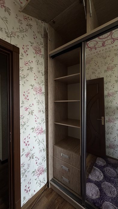 Шкаф-купе на заказ до потолка с зеркальными раздвижными дверями