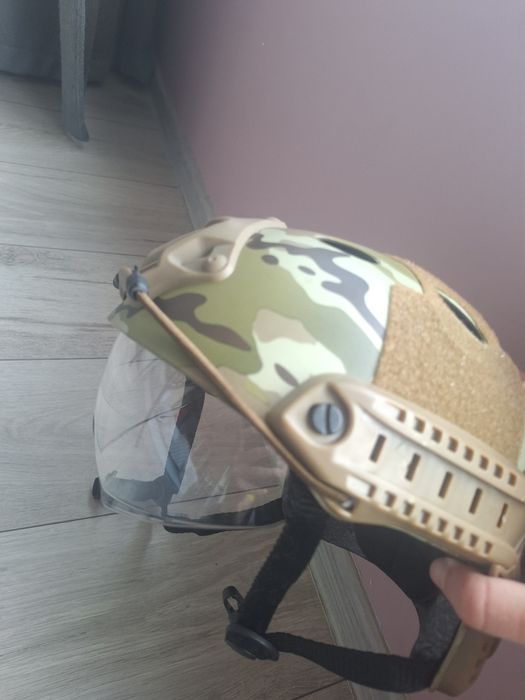 Еърсофт Каска Мултикам с визьор