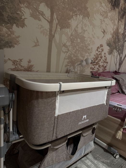 Почти новая кроватка-маятник. Электронная. до 1,5 лет + подарки