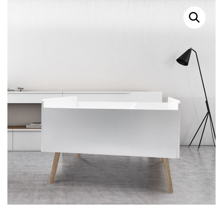 Бяла дървена ракла за съхранение на играчки или списания