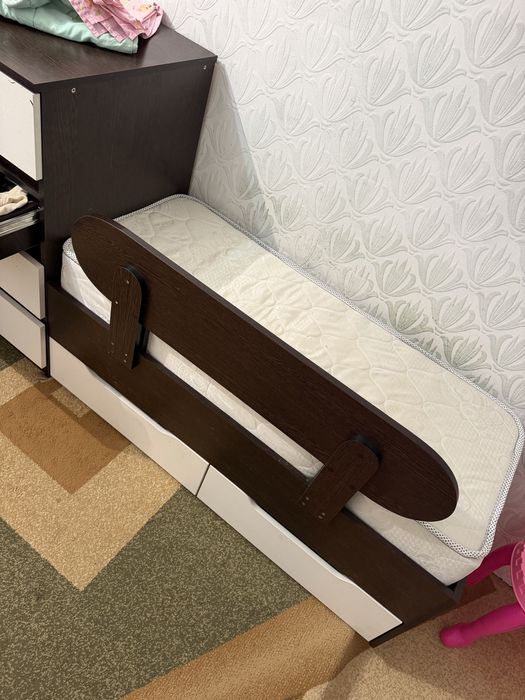 Продам детскую кровать со шкафчиками