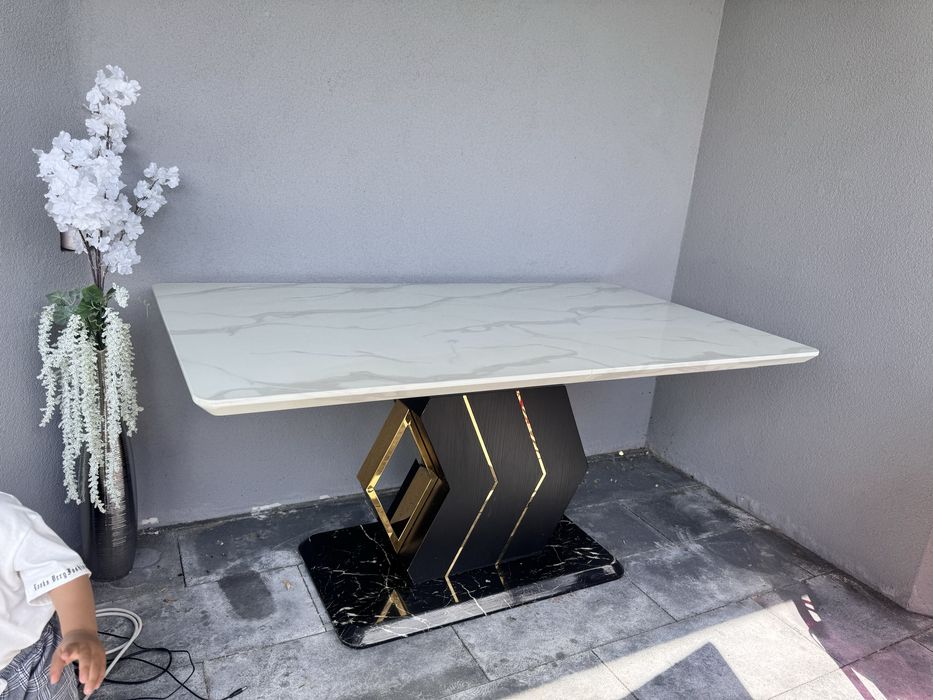 Трапезна маса Винченза стилна и луксозна