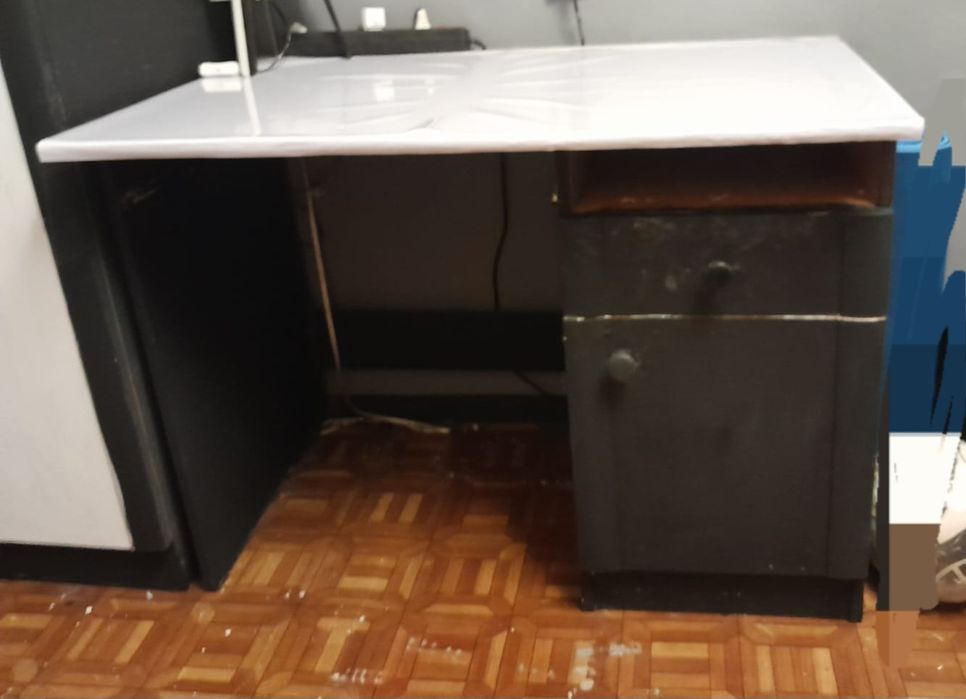 Стол компьютерный.