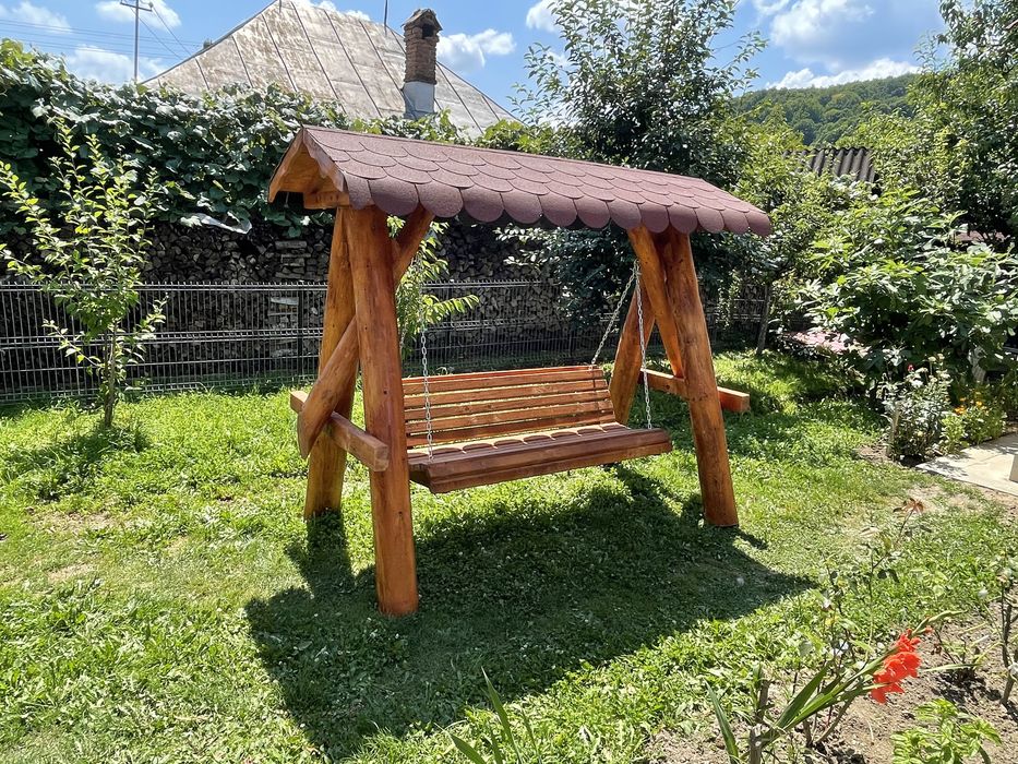 Leagan din lemn masiv cu leagane pentru copii