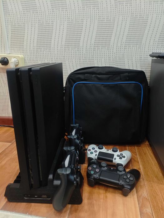 PS 4 1TB pro Playstation 4 pro  (4 джойстика)  сумка и станция зарядки