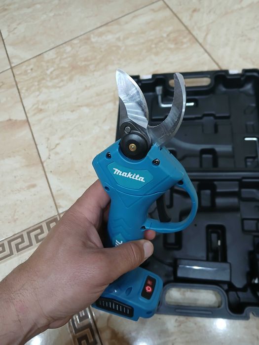 Чисто нва акомолаторна ножица