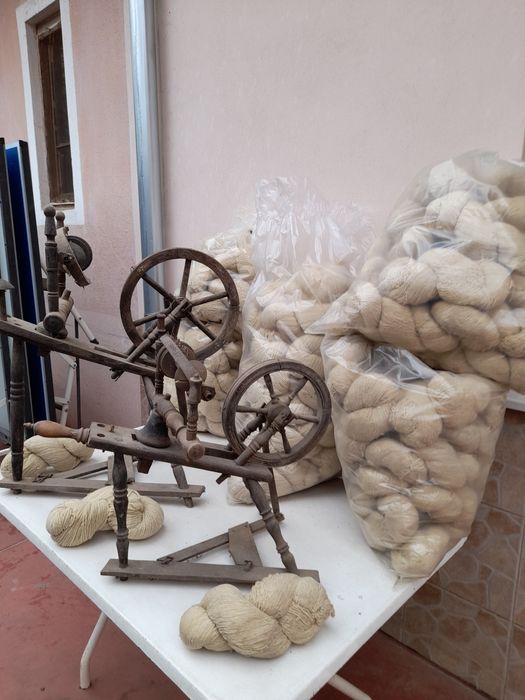Vând lână toarsă un fir în scul