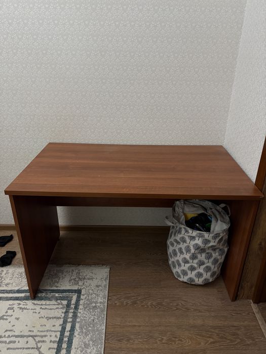 Продам стол из прочного материала