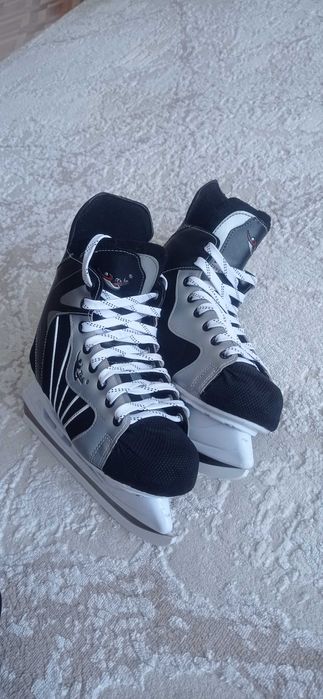 Продам коньки хоккейные