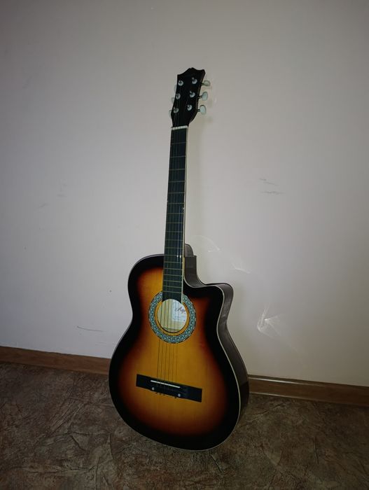 Продам Гитару шестиструнная