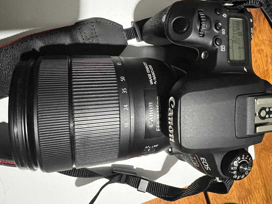 Сanon EOS 77D с объективом 18-135 мм.