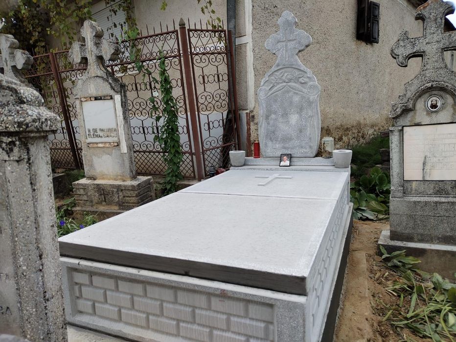 Monumente funerare
