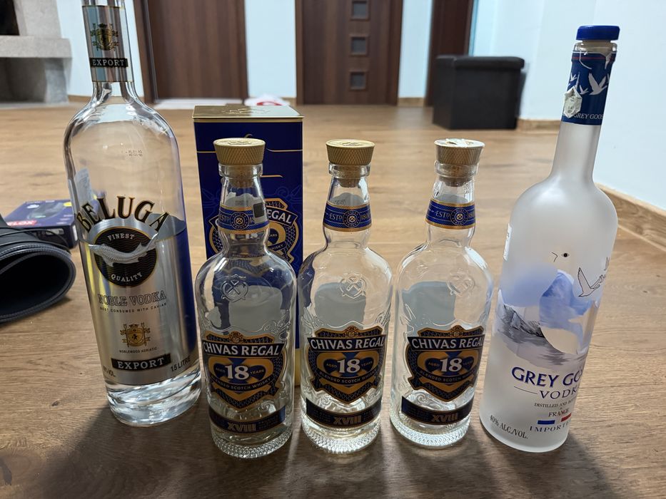 Празни бутилки от алкохол