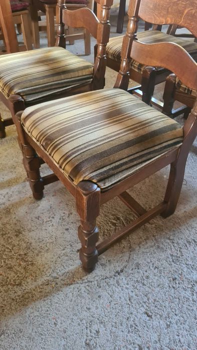 Масивен стол с орнаменти и дамаска от плюш