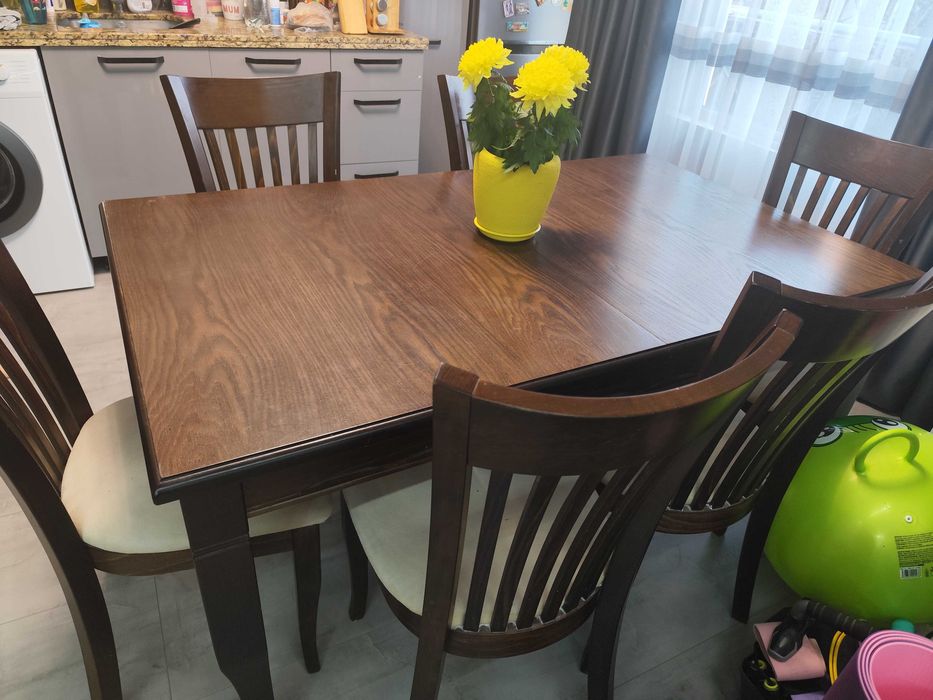 Дървена маса(орех) и шест стола (орех))