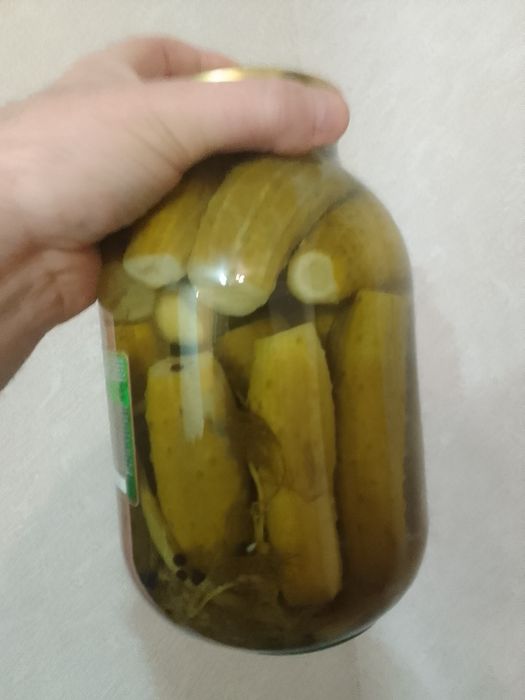 Продам огурцы соленья 2ух литровые по 2000тысячи