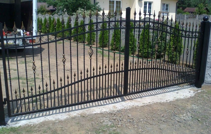Executăm porți din lamele cu tot cu montaj cu totul 7000 RON poartă mare la 4 m cu 2 m poartă mică doar la 7000
