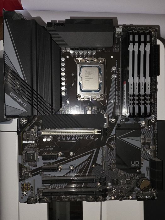 Продавам дъно с процесор 14700kf и памет 4x8 DDR4 3600Mhz RGB