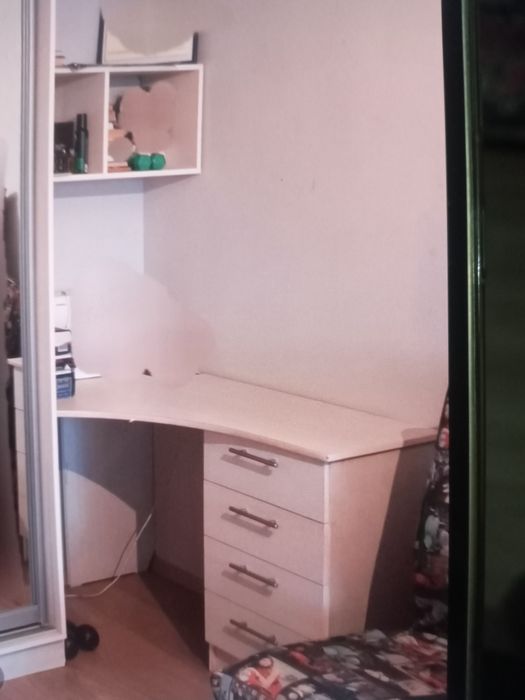 Продам шкаф,стол, комод