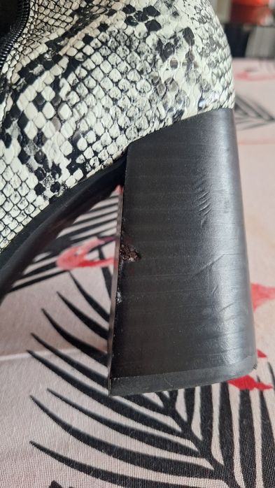 Ghetuţe imitaţie piele de şarpe