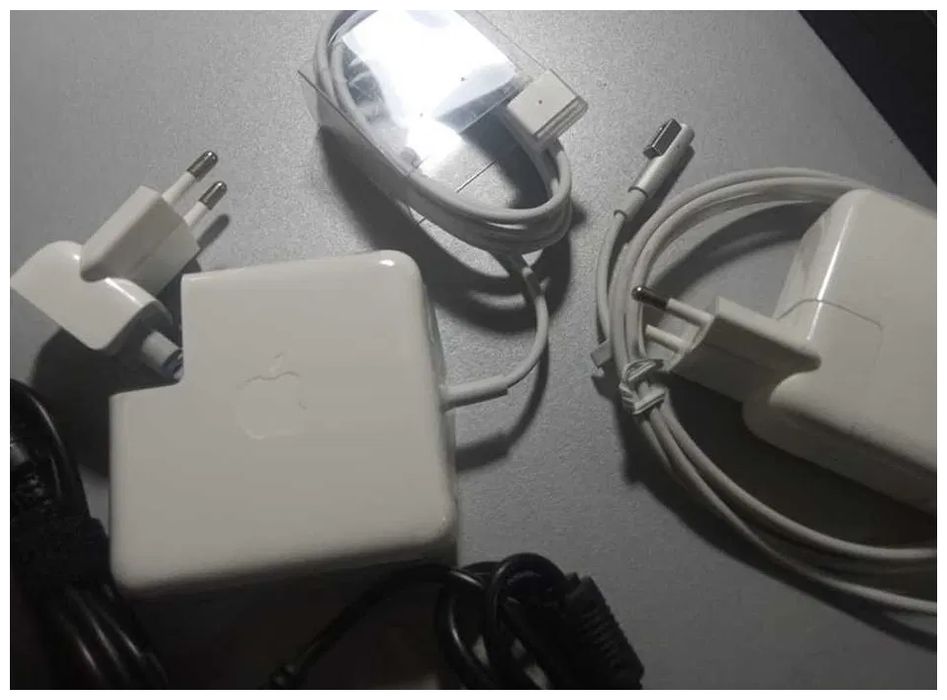 на MacBook 85W - зарядка, блок питания.