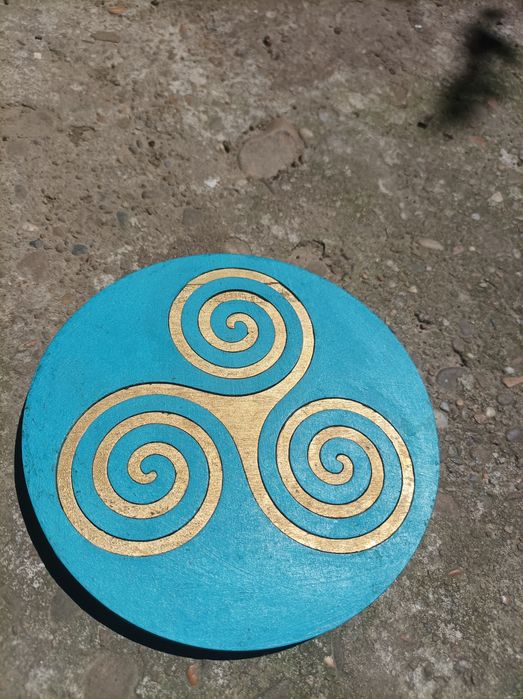 Simbol terapii alternative energetice Triskelion din lemn ptr energizare/echilibrare