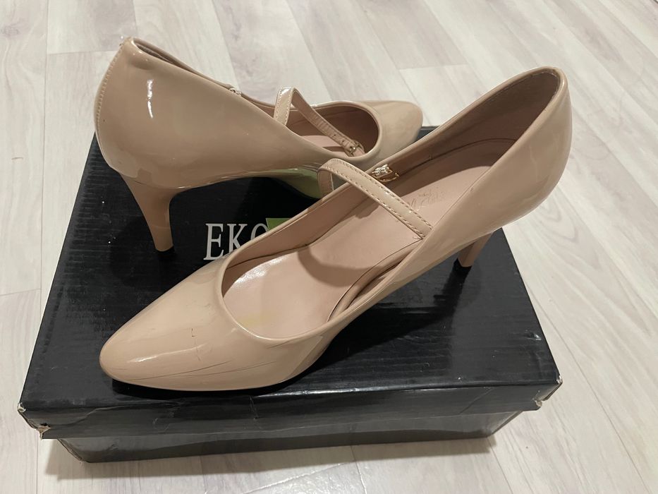 Аяқ киімдер сатылады