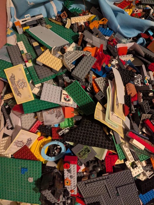 Очень-очень много лего