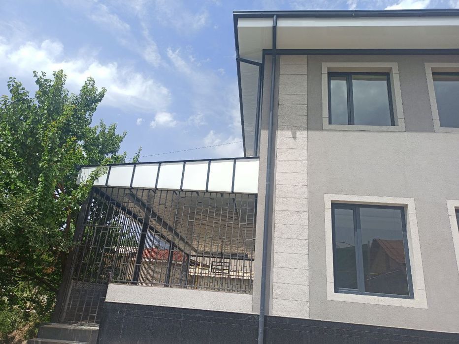 Shayxontoxur tuman Tinchlik mahallasida uchaska  sotiladi  2,3 sotix