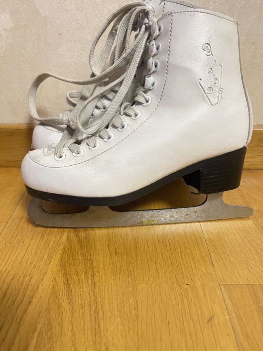 Vând patine mărimea 33