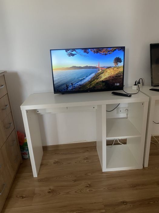 Pachet complet: 2 Televizoare 32" + 2 Birouri albe (Stare foarte bună)