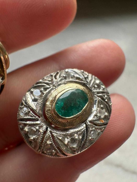 Pereche de cercei din aur și argint, decorată cu smaralde și diamante