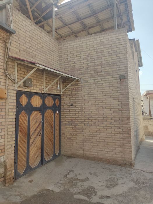 Продаëтся хороший дом с отличным локации для гостинной бизнеса.