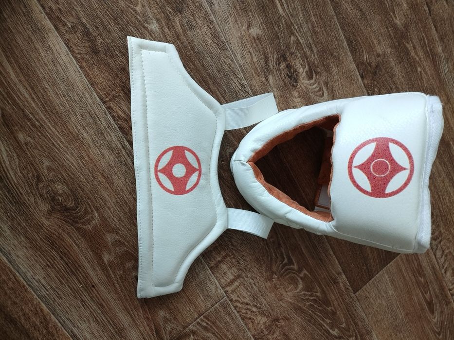 Продам новый шлем и нагрудник.