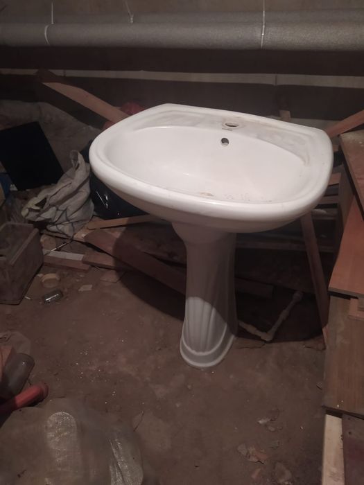 Продам раковину с ножкой.