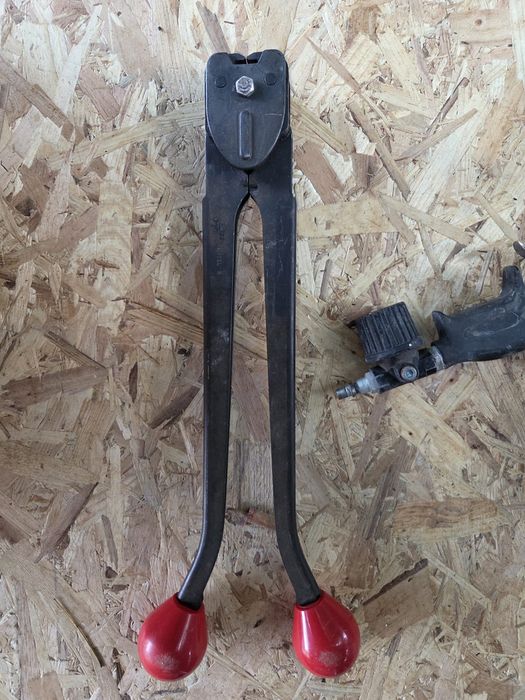 Pistol de  etanșare pneumatic si capsator manual