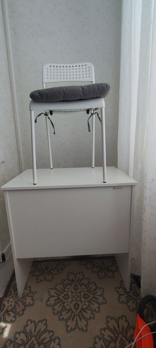 Мебель стол стул и полка для книг