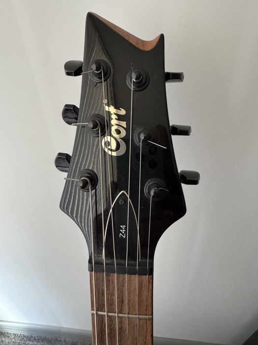 CORT Z44 BK с еmg HZ-H4 (H-H)