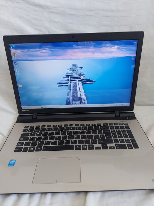 Laptop Toshiba Satellite L70-C i3 5015U